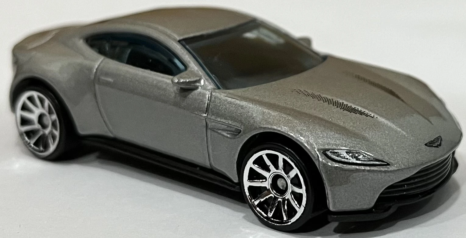 Aston Martin DB10