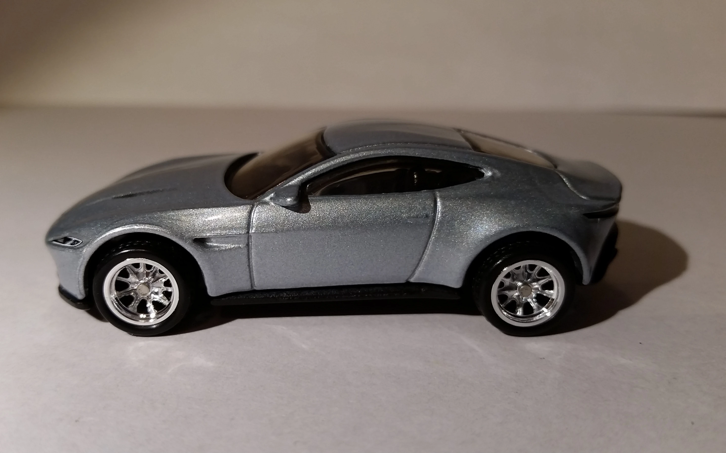 Aston Martin DB10