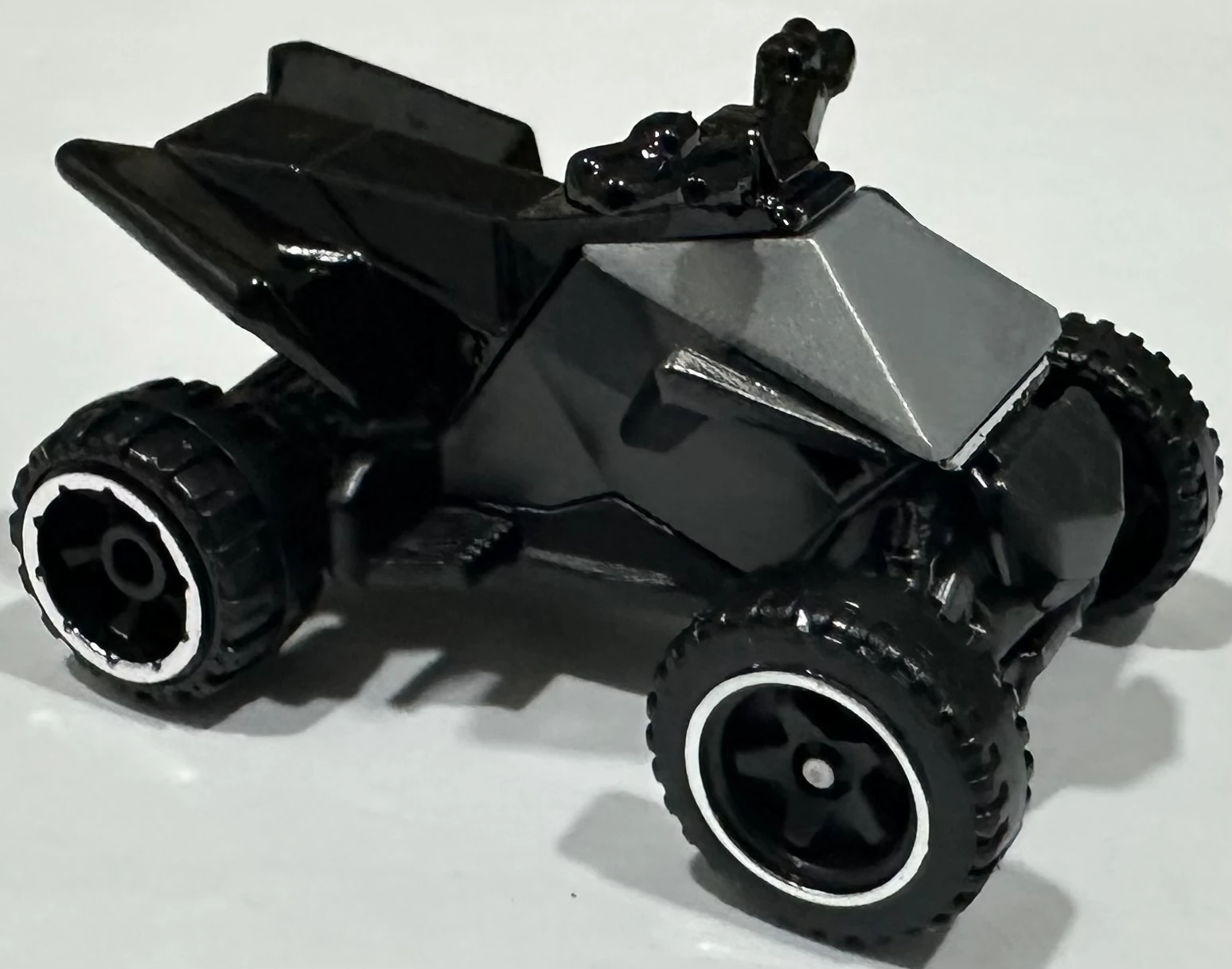 TESLA CYBERQUAD
